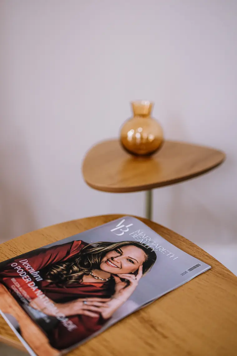 Revista Margareth Beauty sobre a mesa do studio